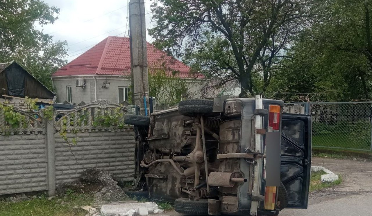 Перекинуте авто в Дніпрі