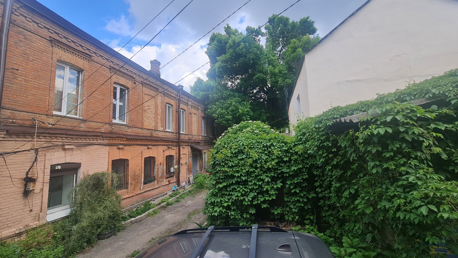 499913748_2181966515599826_3216840369337413014_n Дворик на Короленко, 27 в Днепре.