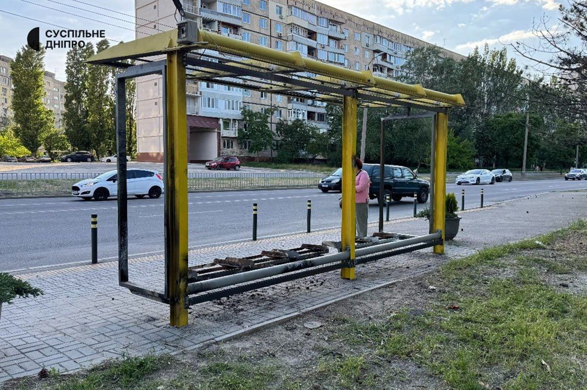 Народний меморіал у Дніпрі на зупинці, де вшанували жертв ракетного удару 14 січня