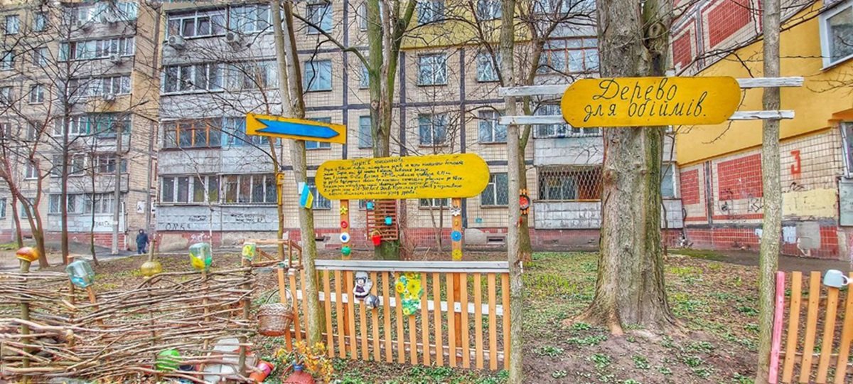Дві чаплі на подвір’ї житлового масиву Тополя у Дніпрі, прикрашене декоративним тином і екзотичним деревом Гледічія трьохколючкова
