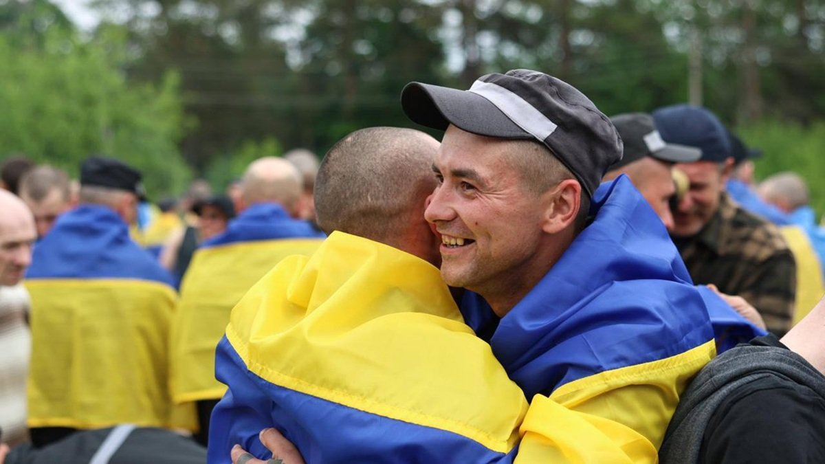 Звільнені українські військові після обміну полоненими з Росією 25 травня 2025