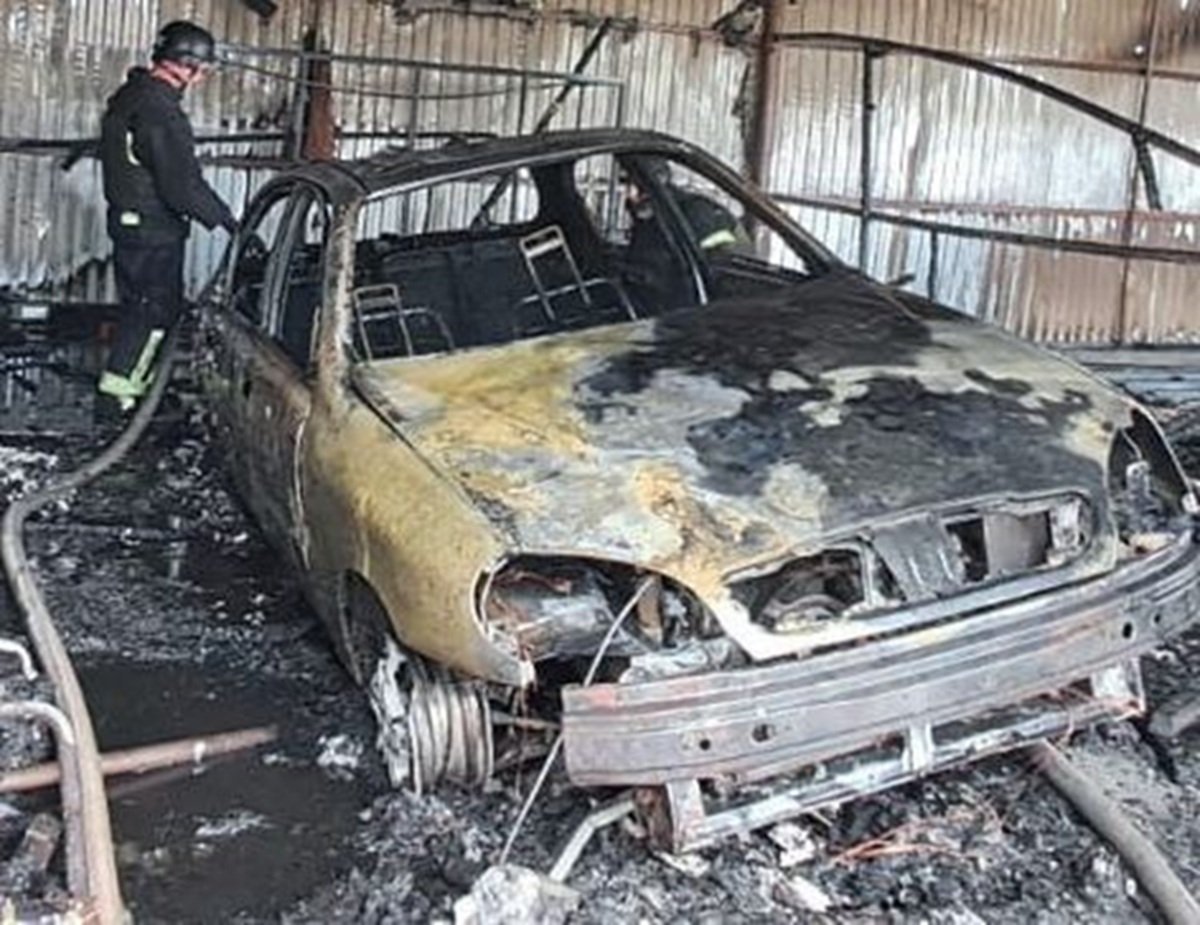 Наслідки обстрілу Нікопольського району Дніпропетровщини — знищений автомобіль і пошкоджені будівлі після атаки ворога.