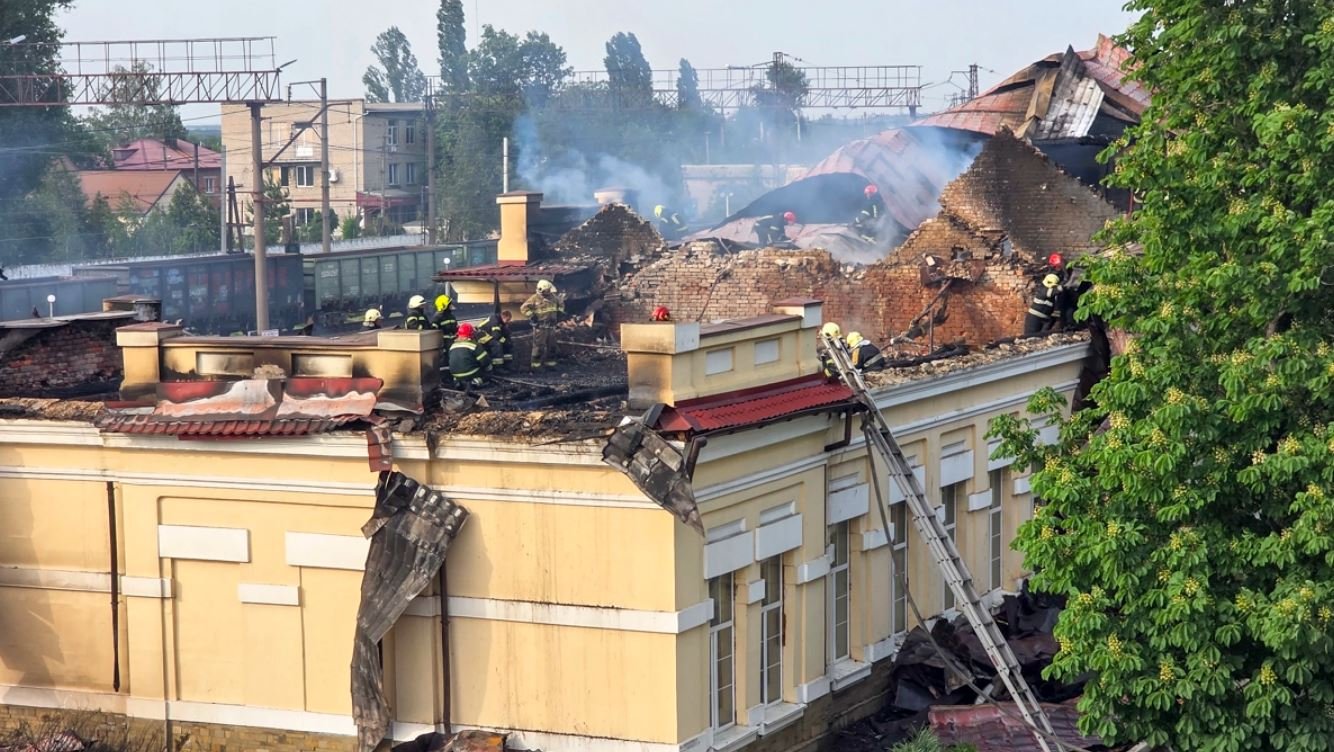 Понівечена будівля залізничного вокзалу в Павлограді