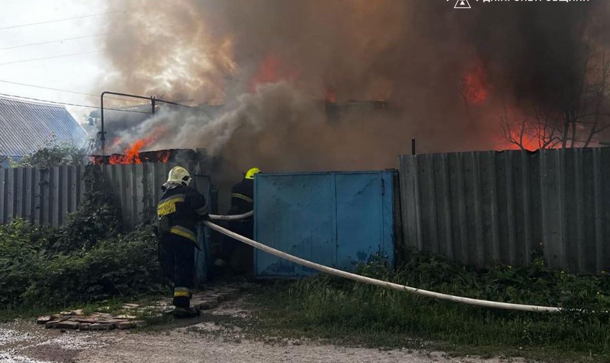 Охваченный огнем дом в Днепре