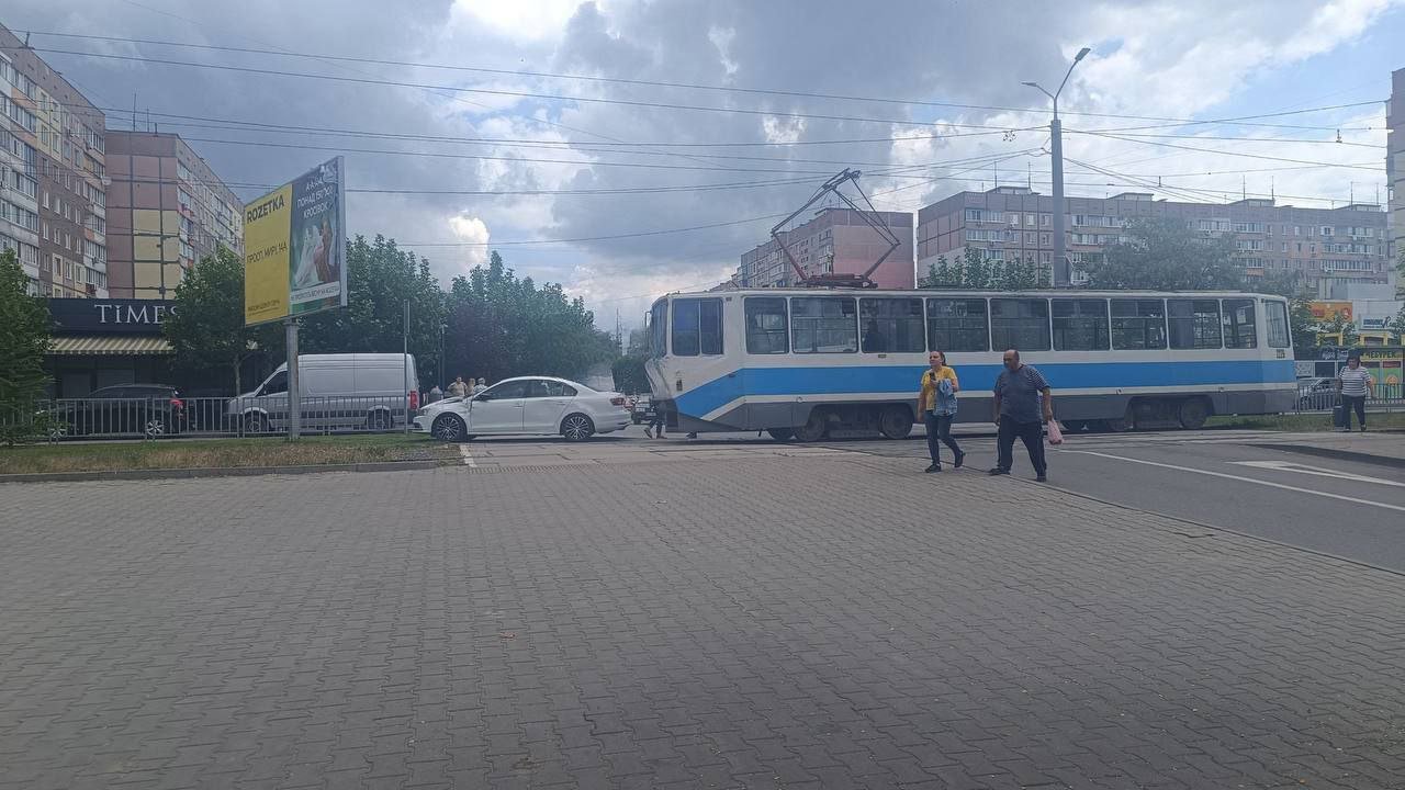 photo_2025-05-30_11-39-16 Авто зіткнулося з трамваєм у Дніпрі