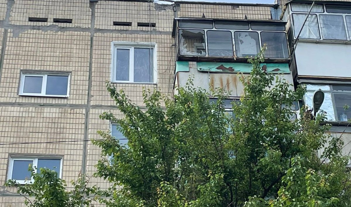 Повреждены дома и автомобили после обстрела Никопольского района Днепропетровской области