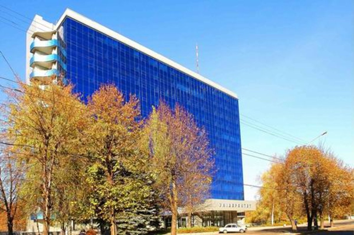 Абітурієнти беруть участь у профорієнтаційному квесті в бібліотеці ДНУ.