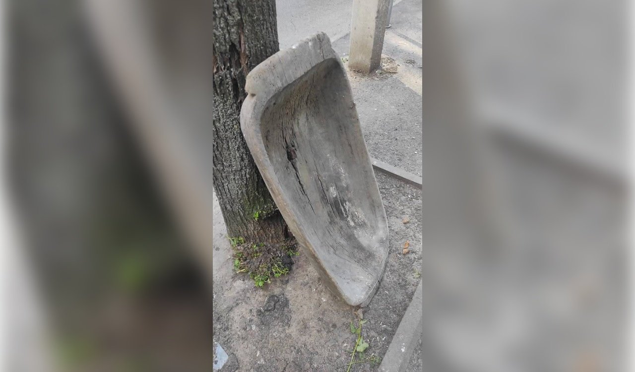 Деревянные корыта найдены на мусорнике в Днепре