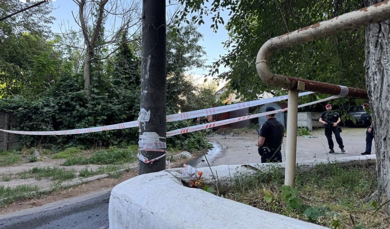 Место, где взорвался автомобиль в Днепре