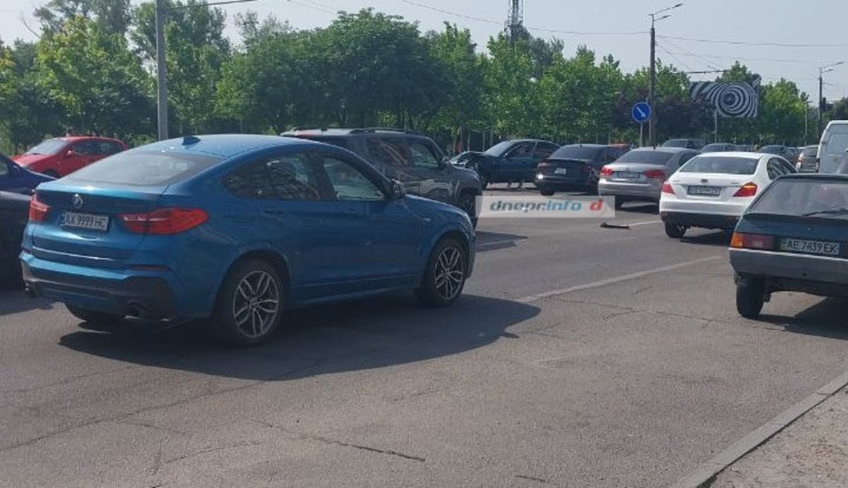 У Дніпрі на Перемозі сталася серйозна аварія: рух ускладнео