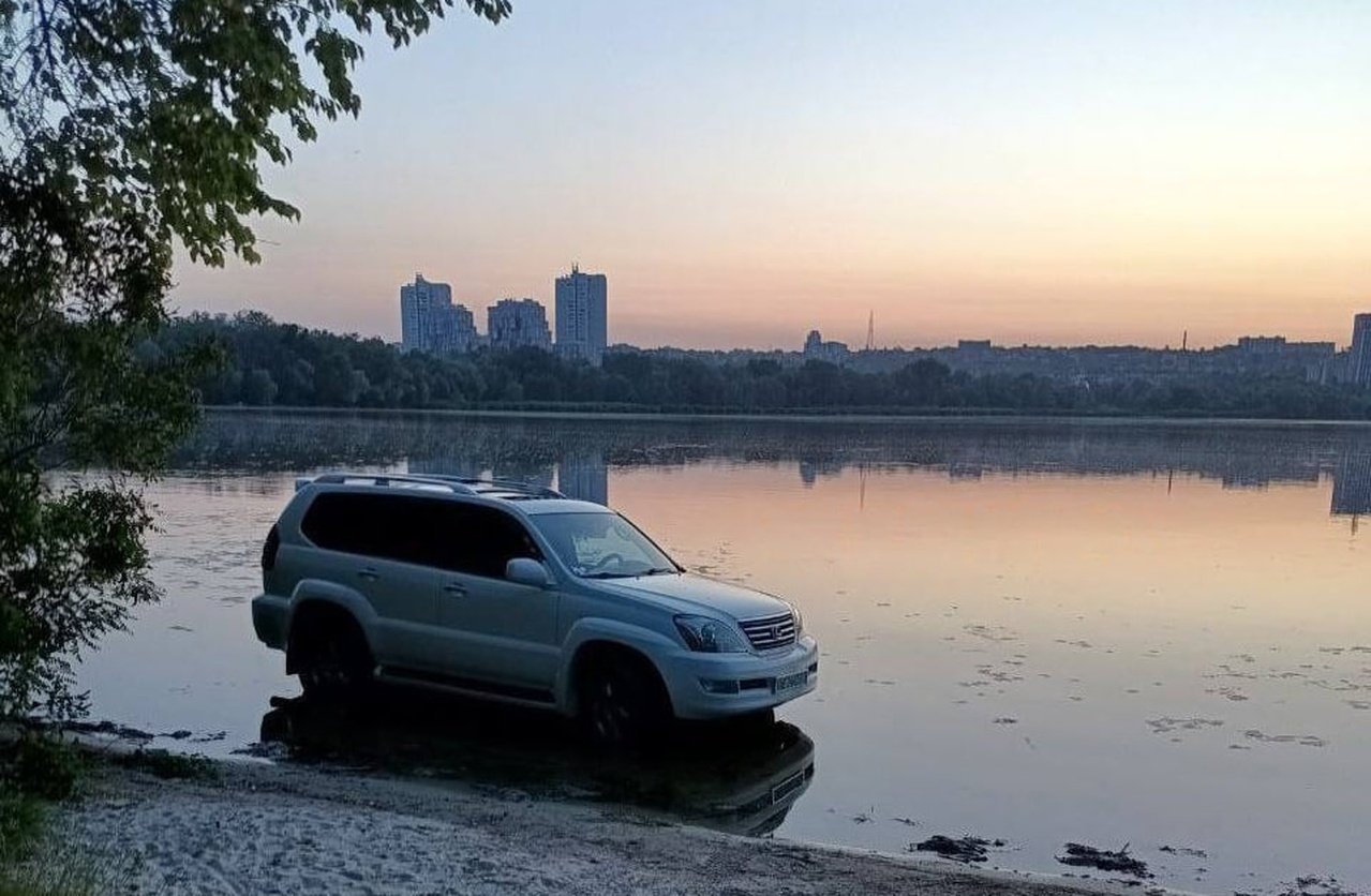 Авто у воді в Дніпрі
