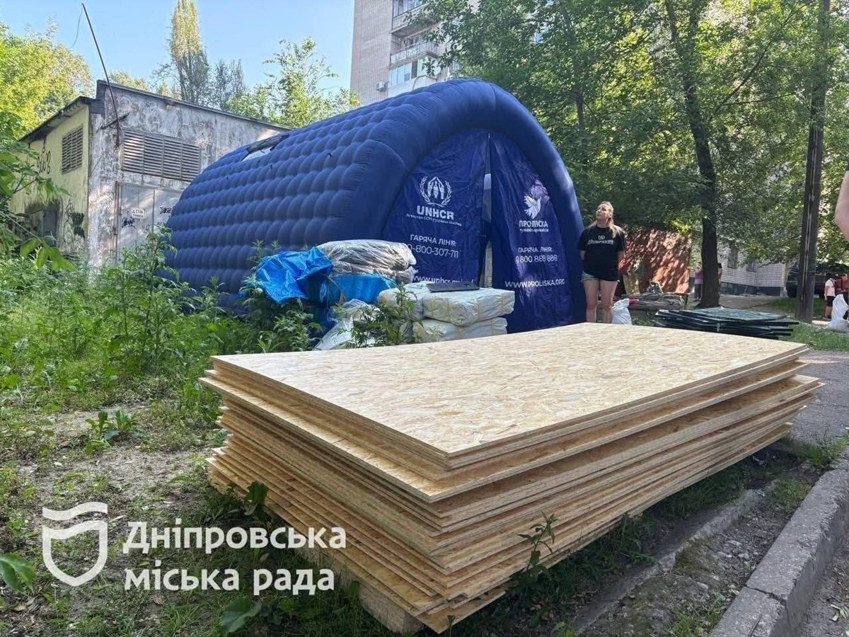 Коммунальщики разместили информационные объявления на поврежденных домах Днепра.