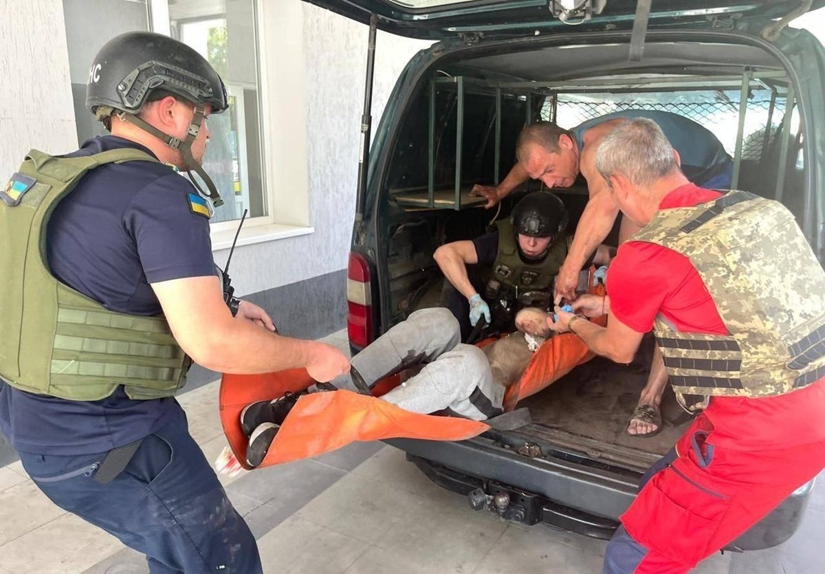 Пошкоджений приватний будинок і автомобілі після обстрілів Нікопольського району Дніпропетровщини