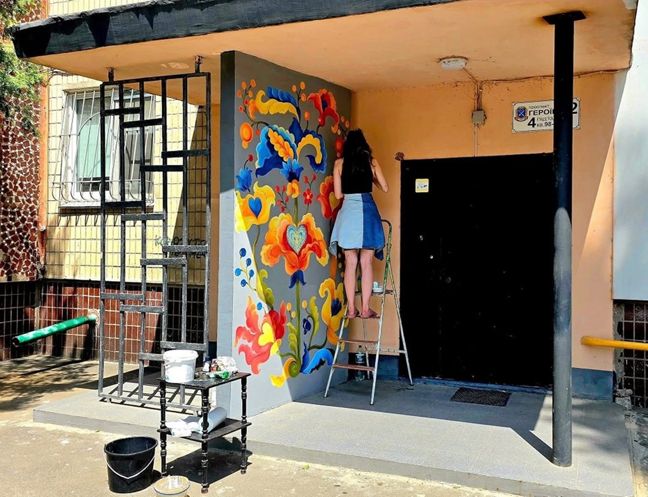 505084454_1226325682837934_336279618701346445_n Розмальований під'їзд у Дніпрі