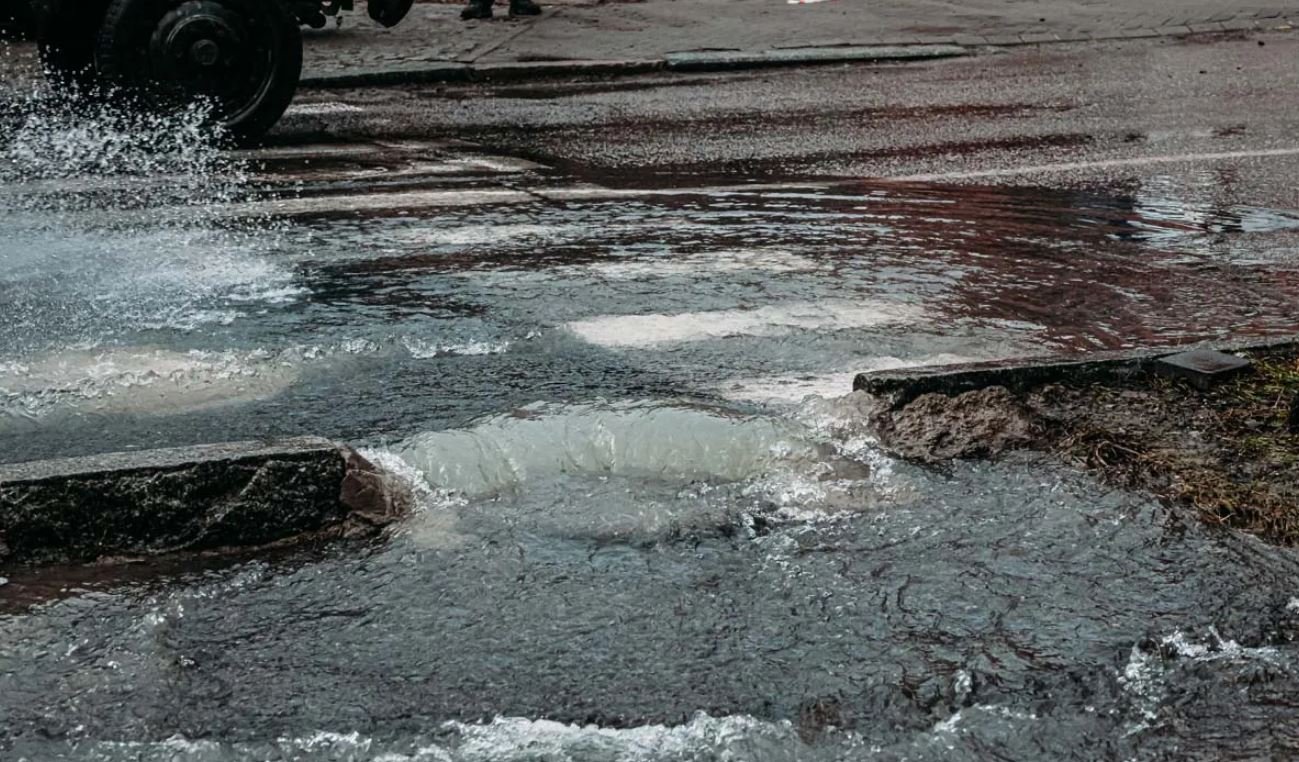 Вода на тротуарі