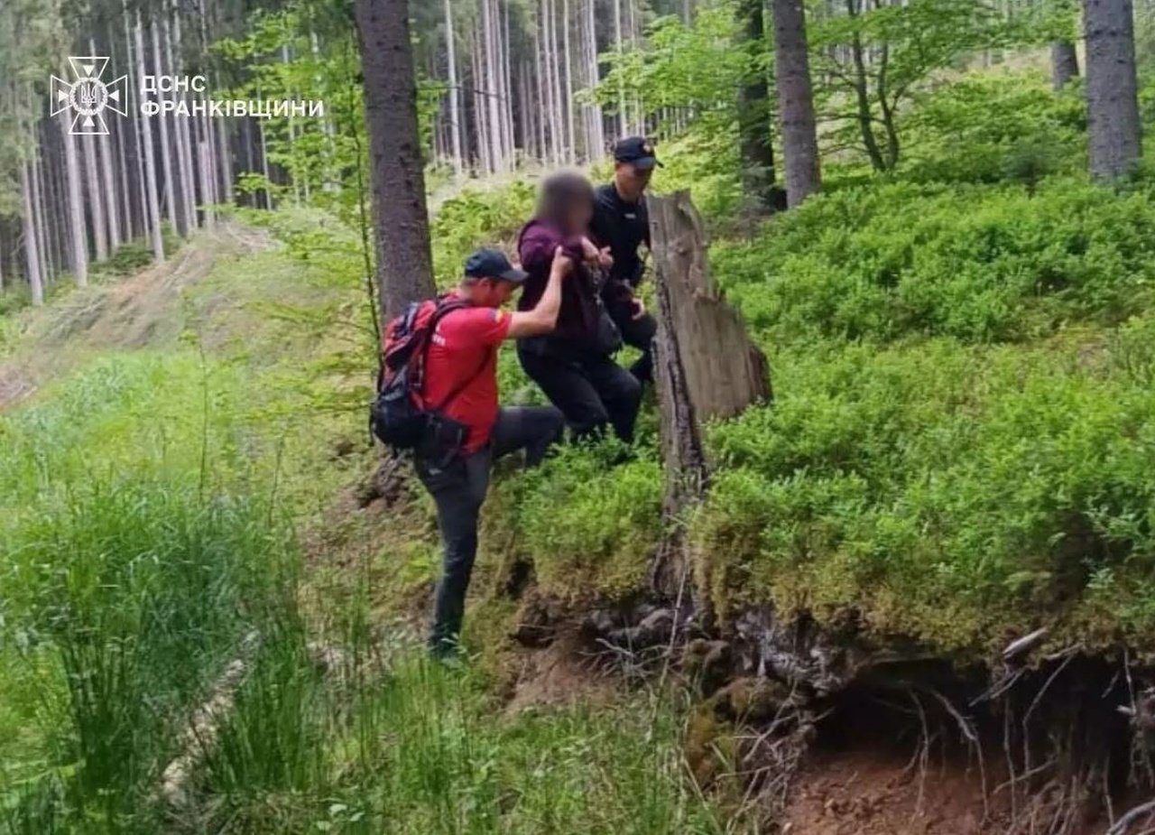 Рятувальники допомагають туристці в горах