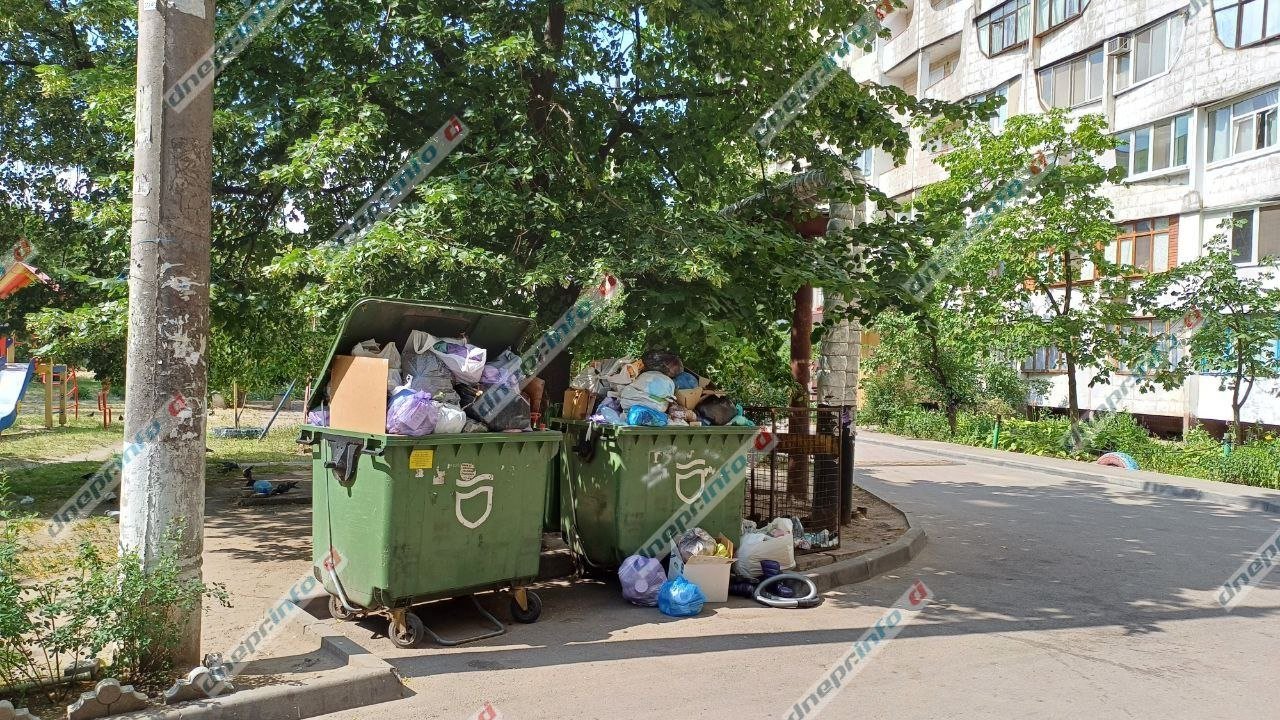 Сміття на бульварі Слави в Дніпрі