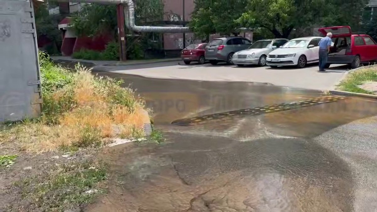 Прорыв водопровода на улице Мандрыковской в ​​Днепре – авария, жители без воды