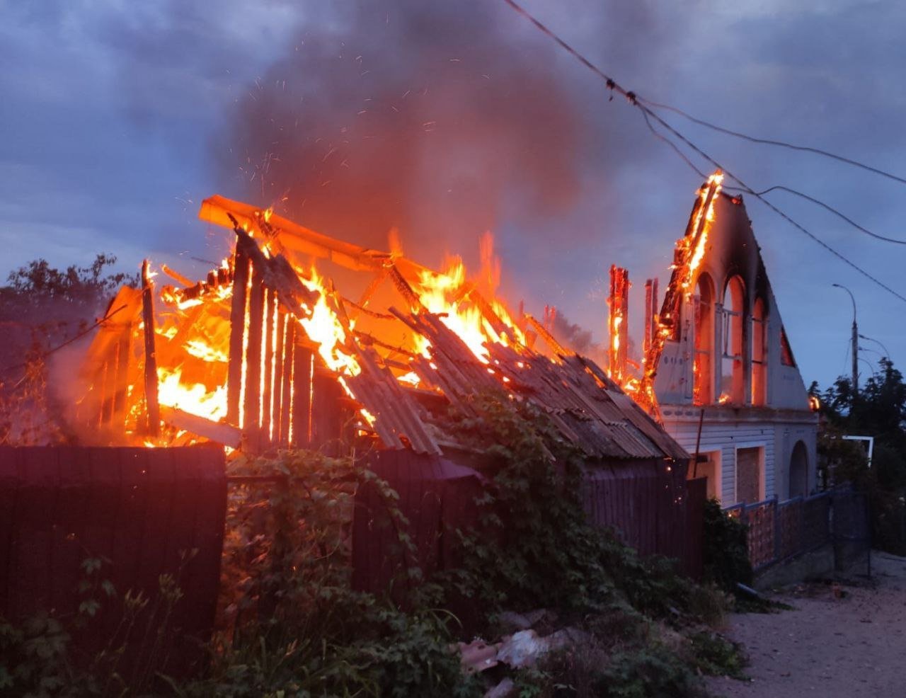 photo_2025-06-18_07-30-22 Внаслідок ворожої атаки на Дніпропетровщині виникли масштабні пожежі
