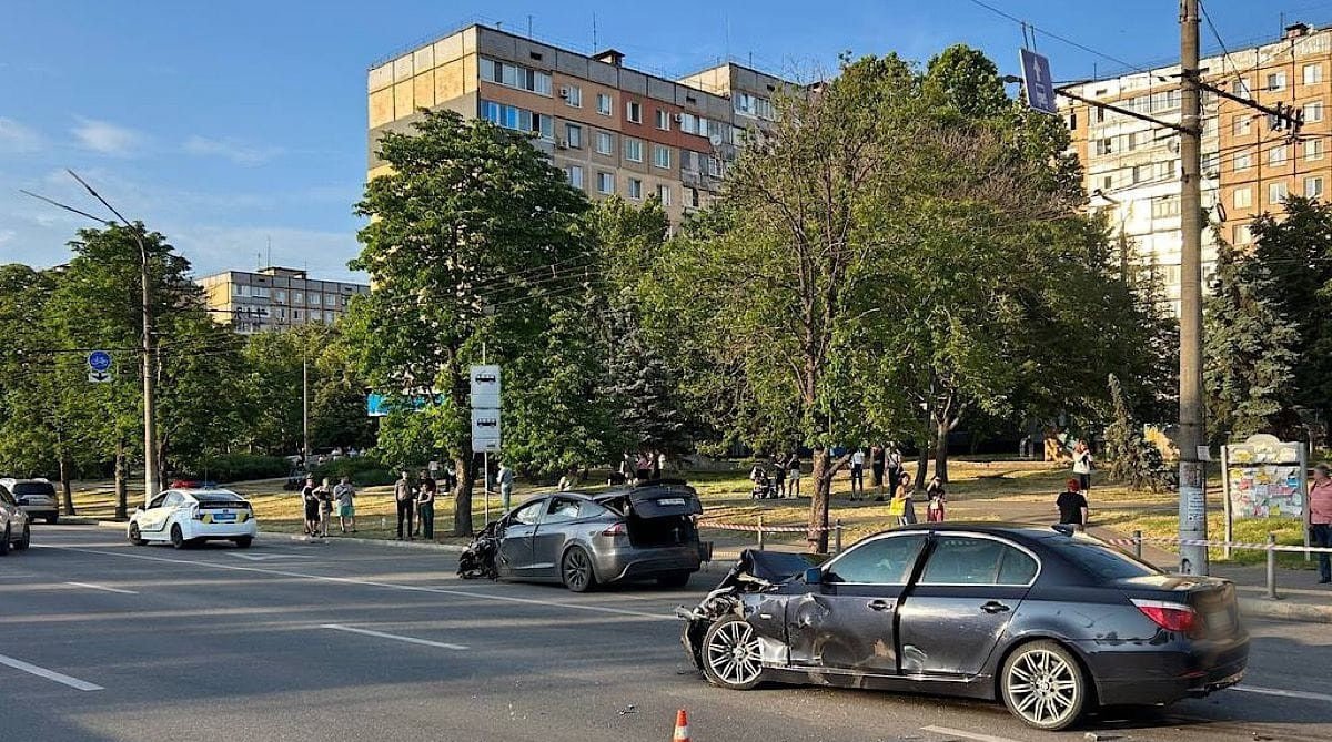 photo_2025-06-19_08-32-42 ДТП с четырьмя авто в Кривом Роге: задержан водитель Tesla, возбуждено уголовное производство