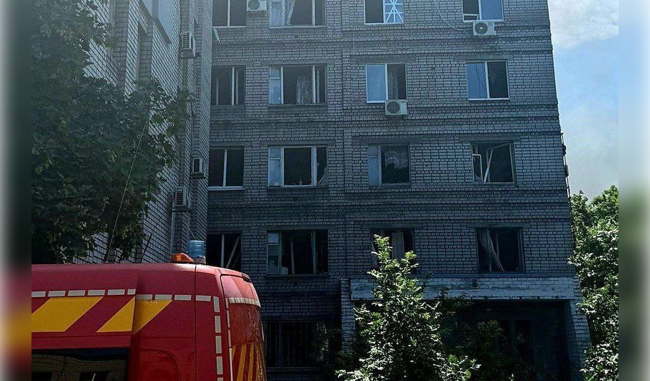 Пошкоджений через атаку будинок у Дніпрі