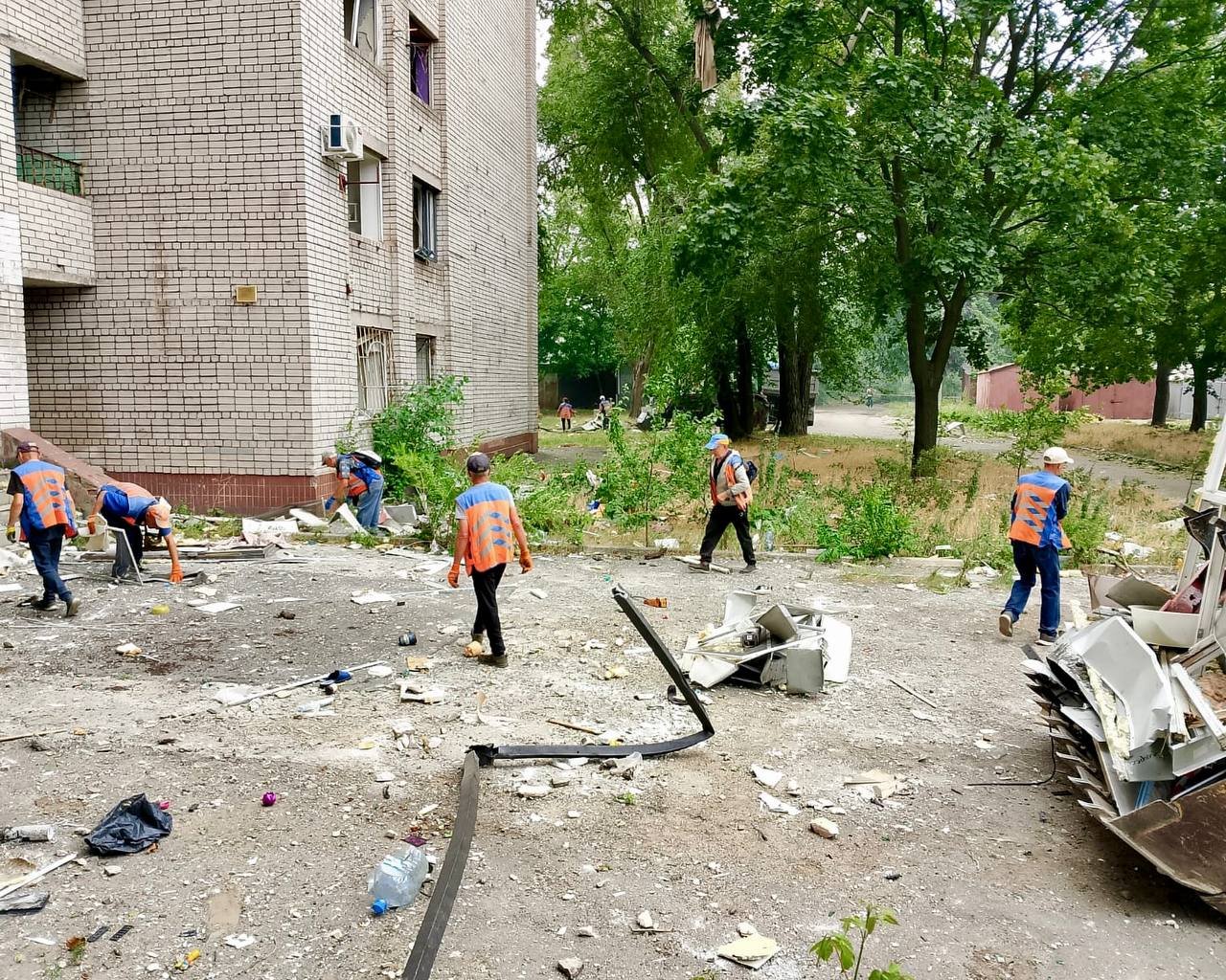 photo_2025-06-24_17-53-55 Комунальники прибирають наслідки обстрілу в Дніпрі