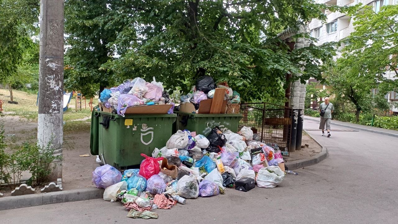 Мусор на бульваре Славы в Днепре