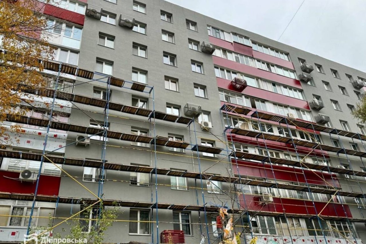 Утеплений фасад багатоповерхівки у Дніпрі