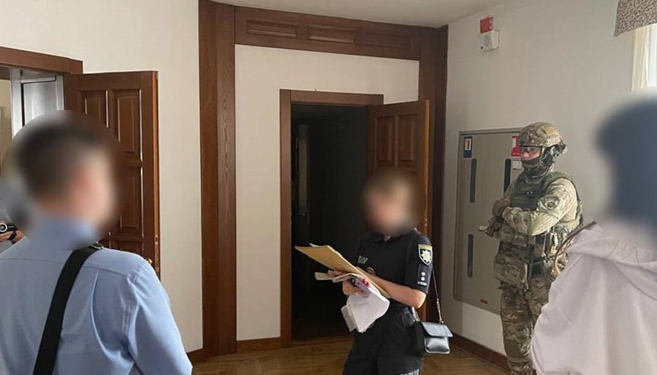 Правоохранители во время обыска в Днепре