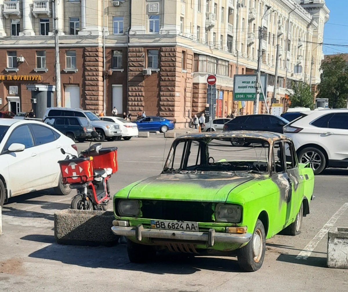 Москвіч Изуродованный огнем авто возле железнодорожного вокзала в Днепре - символ эвакуации 2022 года