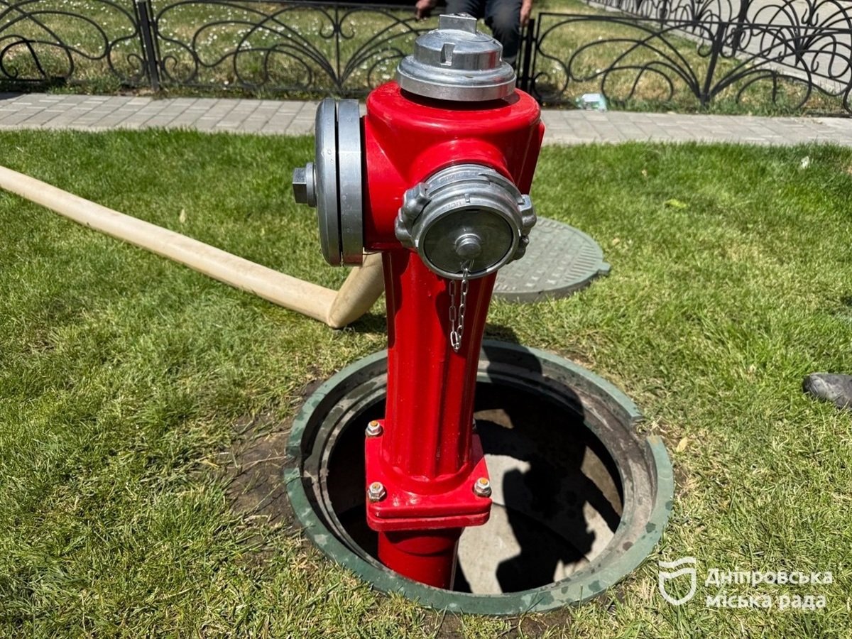 Пожежний-гідрант Наземний пожежний гідрант на вулиці 93-ї Холодноярської бригади у Дніпрі.
