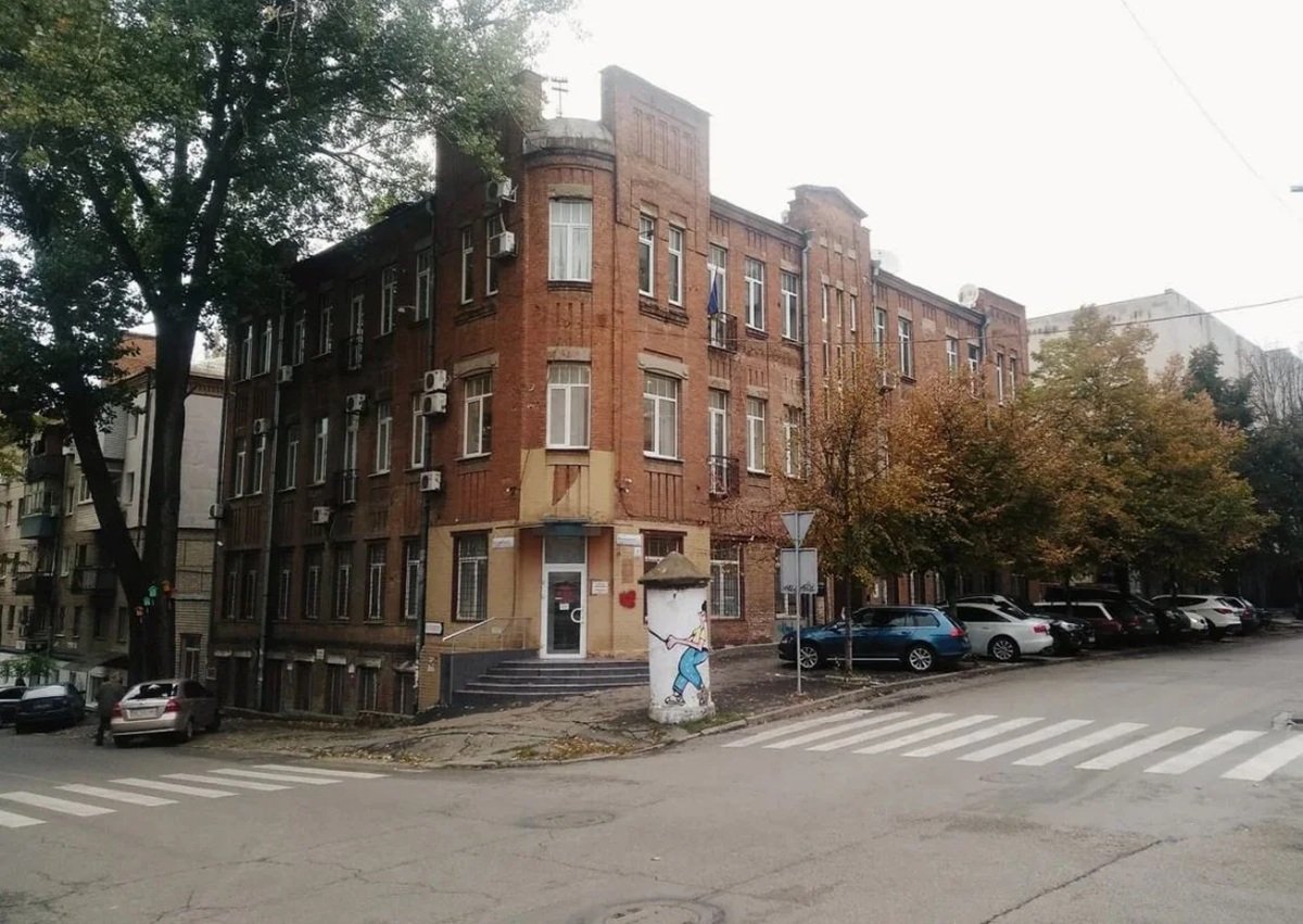 Тумба Знищена афішна тумба в центрі Дніпра, яма на місці історичного об'єкта