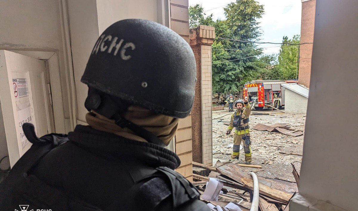 Рятувальники на місці влучання дрону в Кривому Розі 