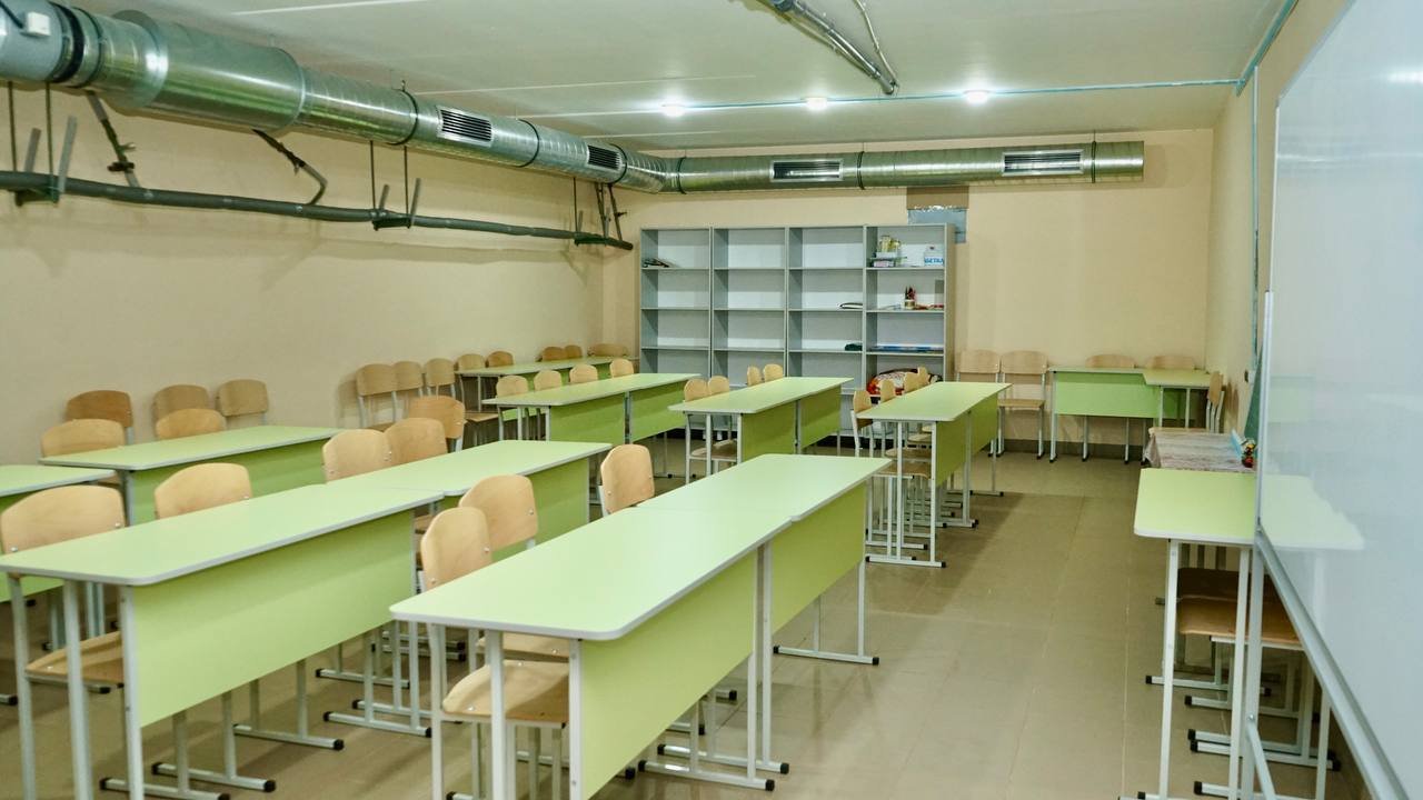 Пусті парки в школі 