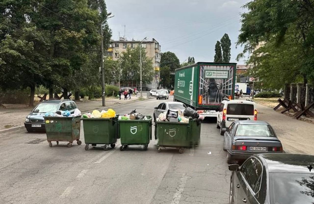 Мусорные баки посреди дороги в Днепре