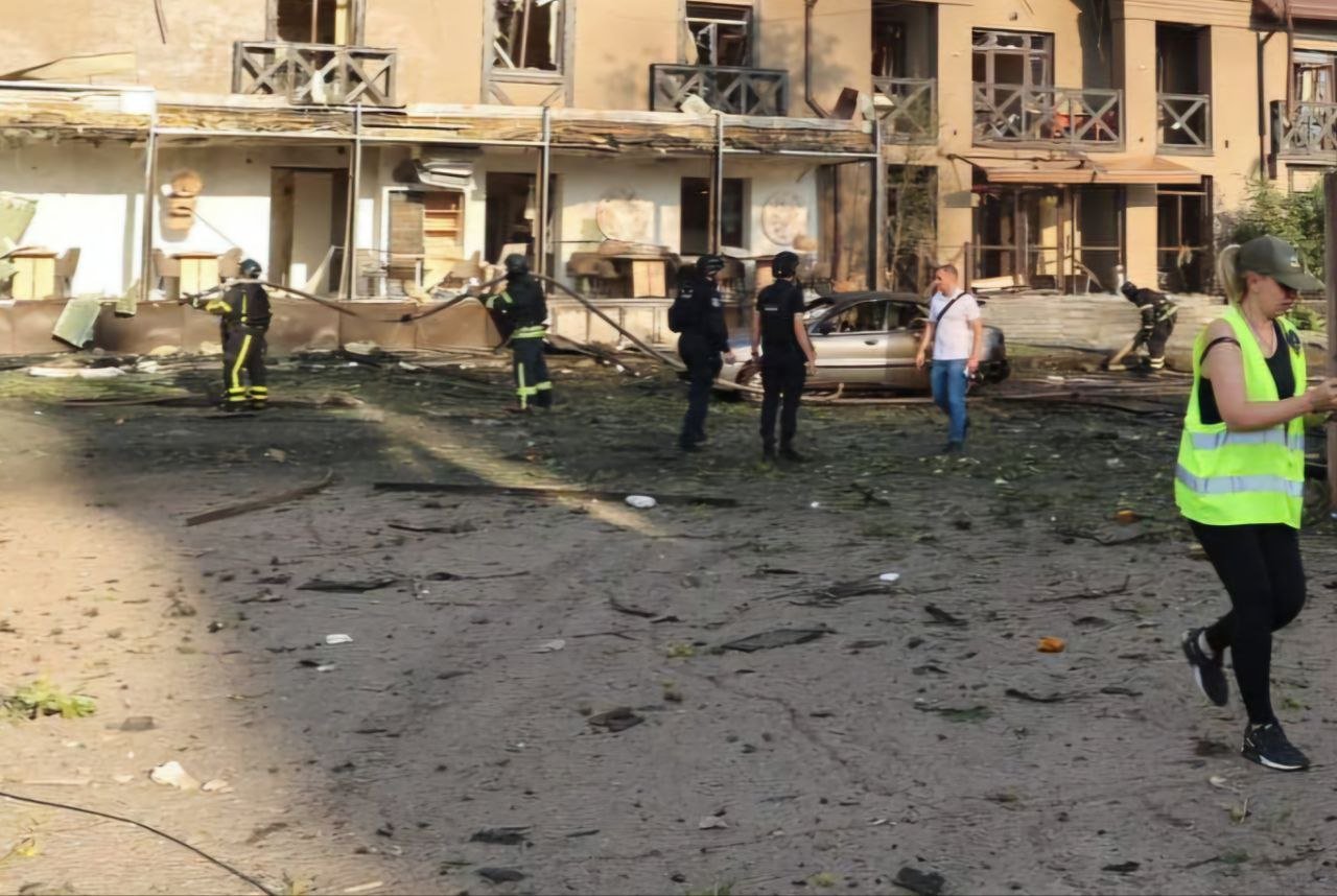Спасатели ликвидируют последствия дроновой атаки в Кривом Роге