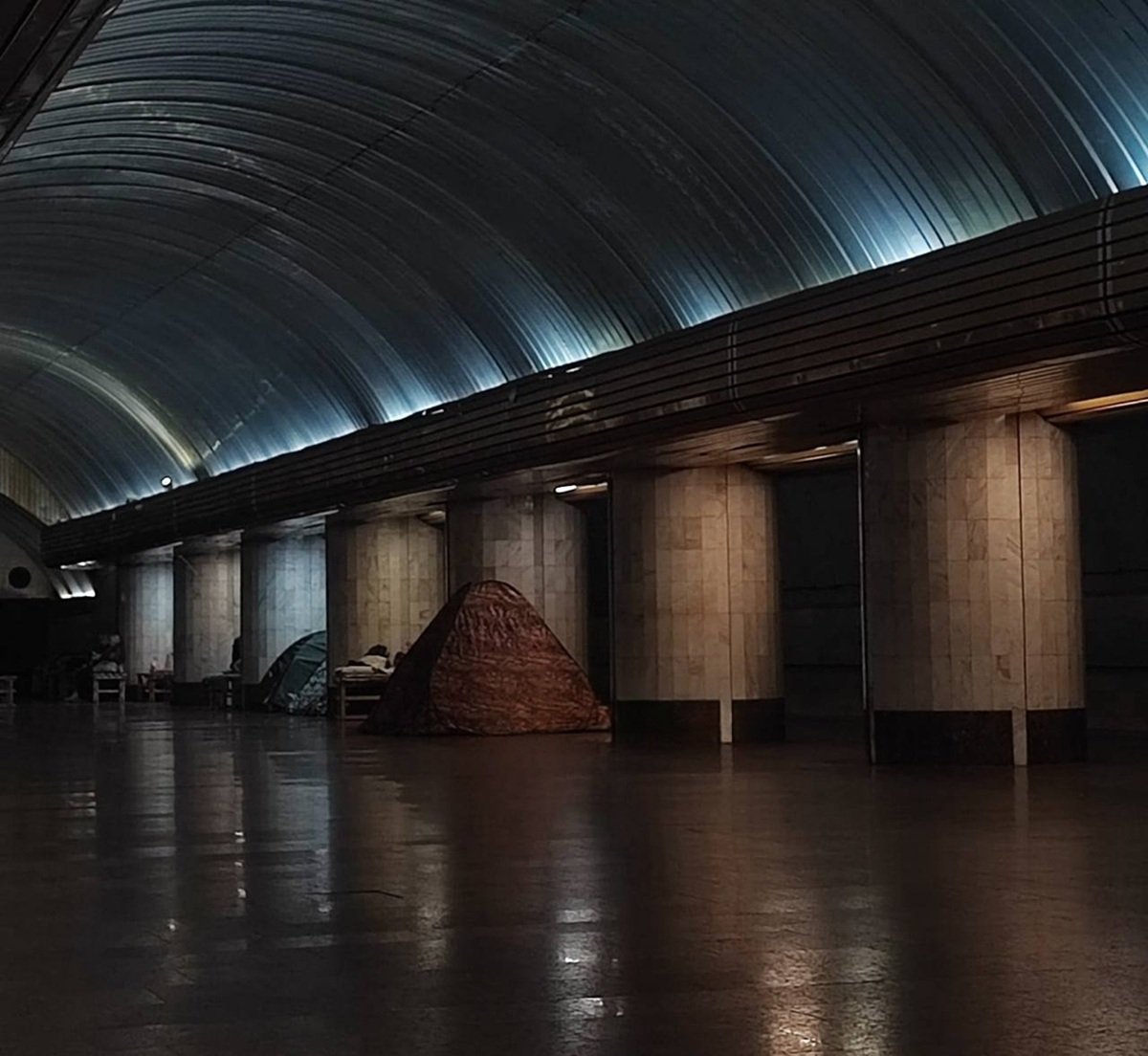 Метро Люди з наметами ночують на станції метро "Вокзальна" у Дніпрі під час ракетних обстрілів