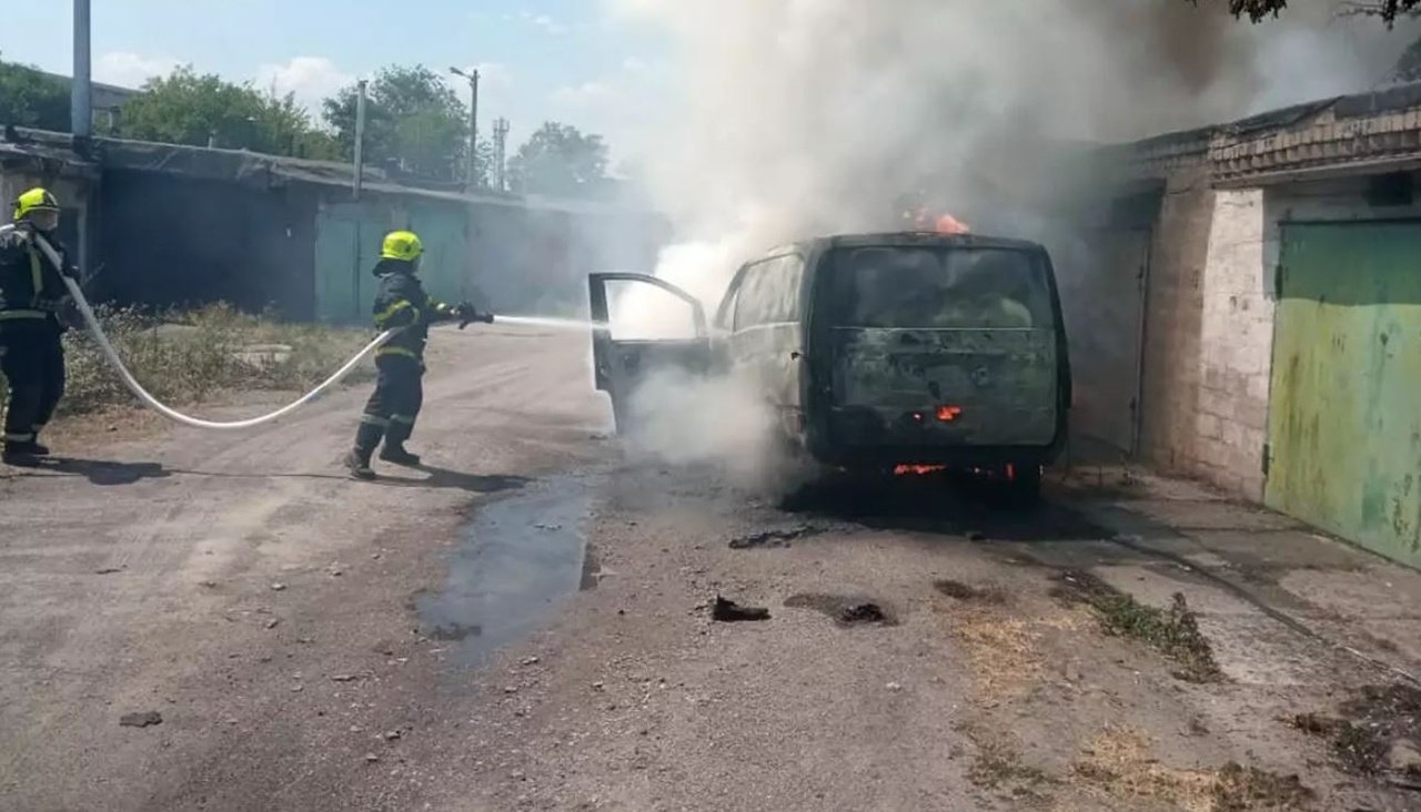 Спасатели тушат пожар в Каменском
