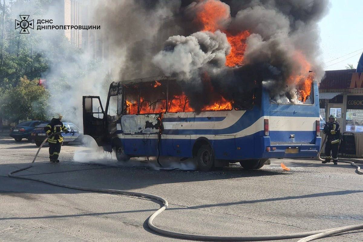 Охваченный огнем автобус в Днепре