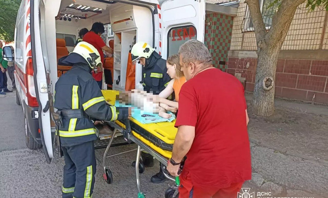 Девочку забирают медики в Покрове