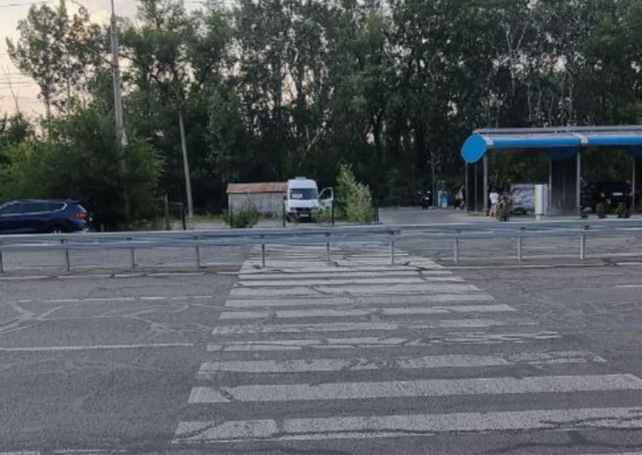 Пешеходный переход в Днепре, перекрыт отбойником