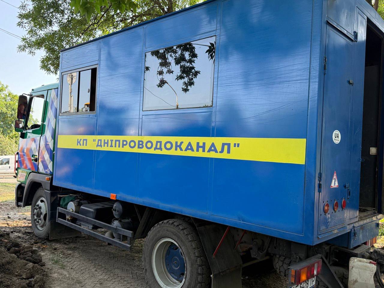 Комунальна автівка на місці аварії у Дніпрі