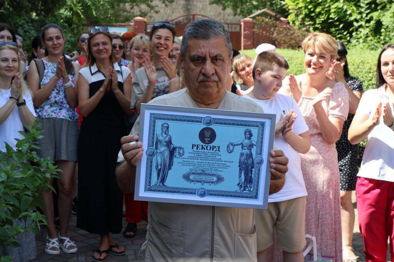 518007442_3277372985734715_3400751995423686923_n Лікар Вагіф Рахманов, який потрапив у Книгу рекордів України. Фото: facebook.com/vera.kasyanova.1