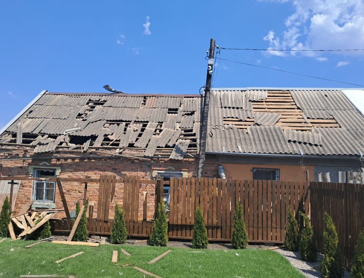 Руйнування будинків після артилерійського обстрілу в Нікополі, пошкоджені автомобілі та лінії електропередач