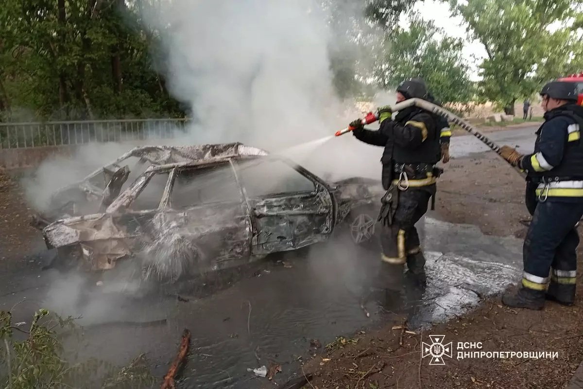 ДСНС Знищений автомобіль після удару КАБом у Великомихайлівці, де загинули двоє людей
