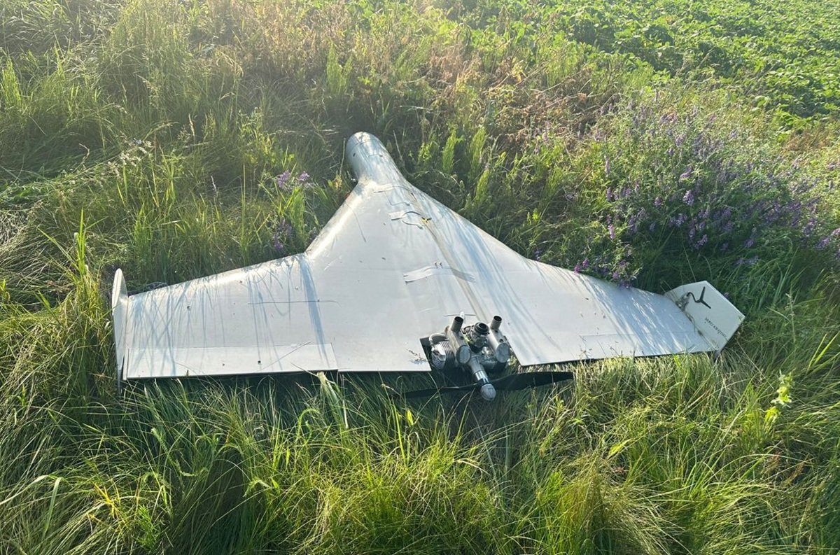 БПЛА FPV беспилотник похож на дрон-камикадзе Шахед на передовой