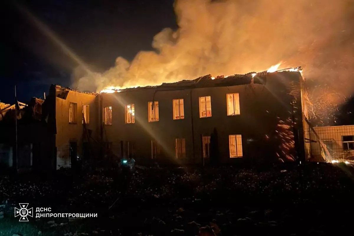 Ліцей ДСНС ліквідує пожежу у школі після удару дрона по Межовій, Синельниківський район, Дніпропетровська область