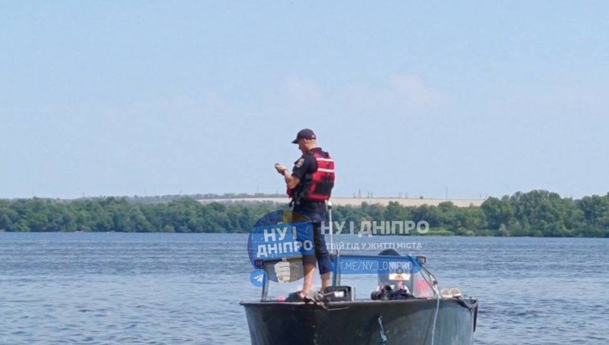 Потопельник Тіло молодого чоловіка на березі пляжу Монастирського острова у Дніпрі після трагедії