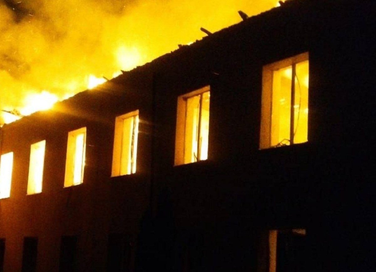 Зруйнований ліцей і пошкоджені будівлі в Синельниківському районі після обстрілу 13 липня 2025 року.