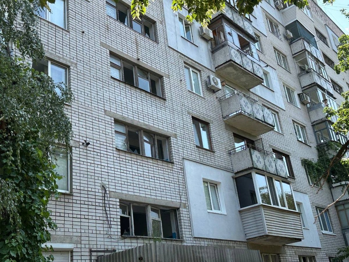Удар Пошкоджена школа та житловий будинок після обстрілу дронами в місті Самар, Дніпропетровська область, 13 липня 2025